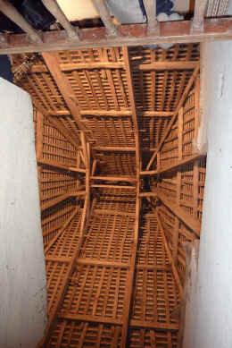 Charpente de la tour avec les �chelles de charpentier